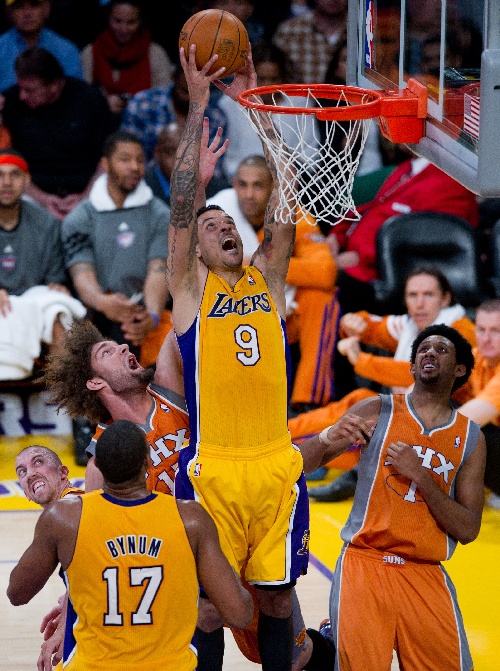 火博网页版 -冲刺阶段门兴格拉德巴赫备战NBA常规赛，篮板制胜细节曝光，质疑声仍在，团队化学反应显著的简单介绍